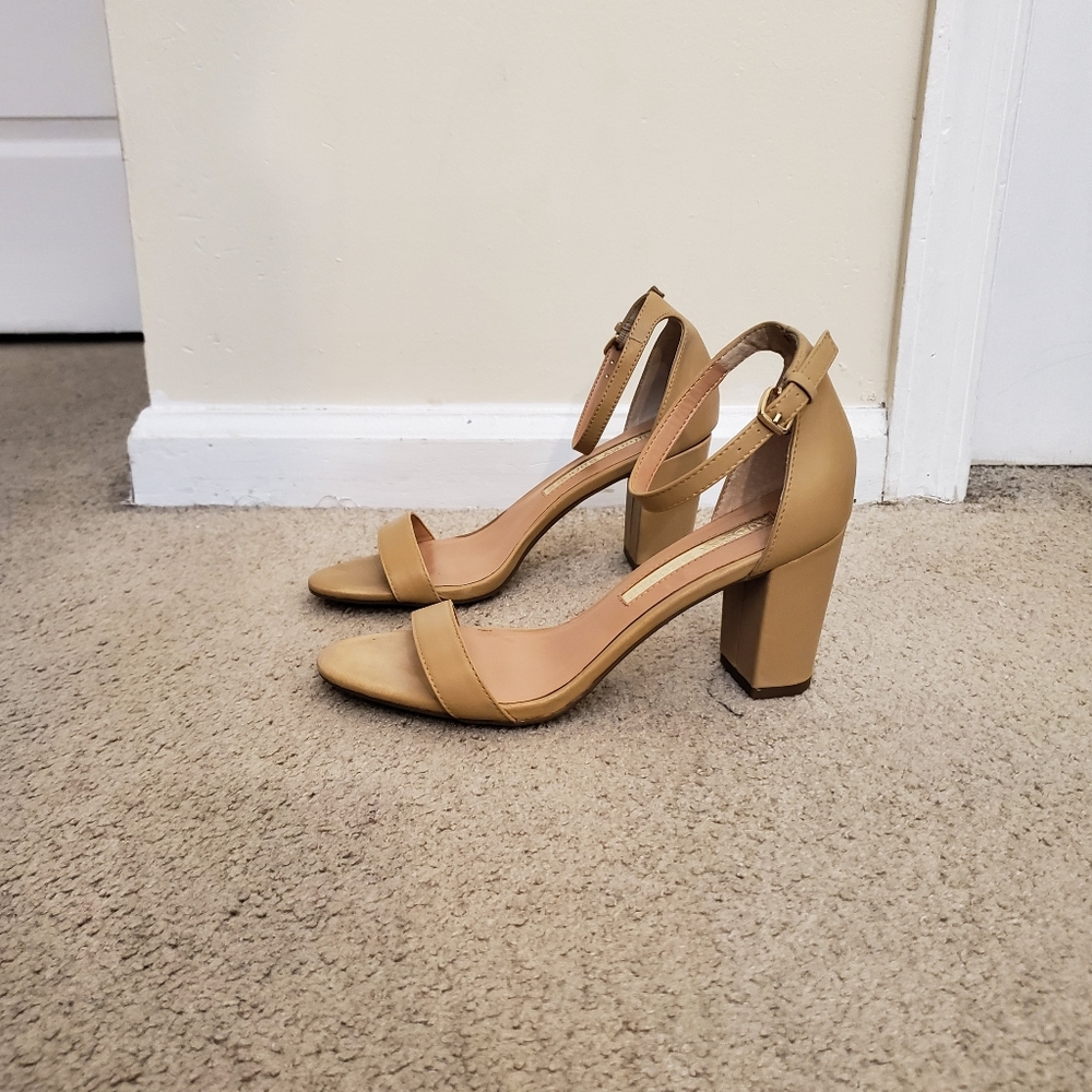 Audrey Brooke nude heels